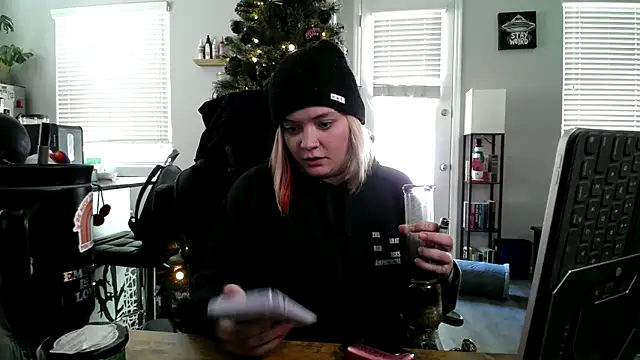 tayweird online show from December 10, 6:38 pm