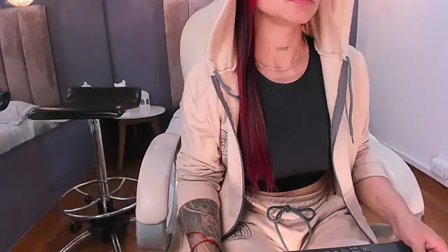 Snapshot of cami_rouxxx_ chatting on March 6, 10:15 pm cami rouxxx online show from March 6, 10:15 pm
