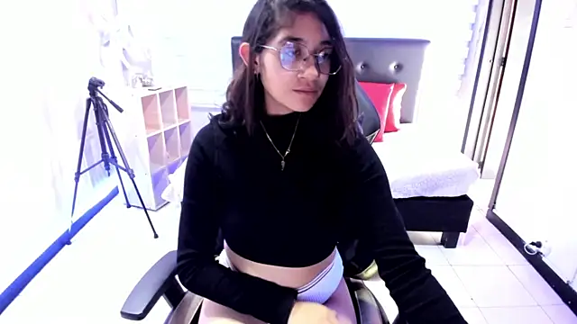 Lili Gomez  online show from December 7, 3:52 pm