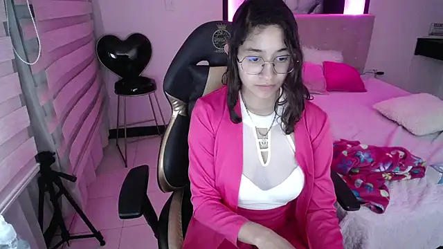 Lili Gomez  online show from January 8, 6:31 pm