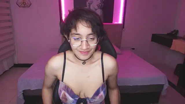 Lili Gomez  online show from February 27, 1:17 pm
