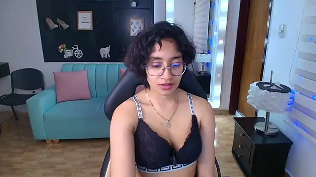 Lili Gomez  online show from March 8, 4:28 pm
