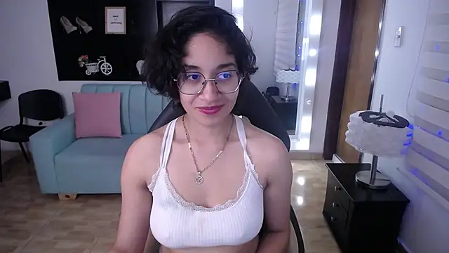 Lili Gomez  online show from March 11, 5:02 pm