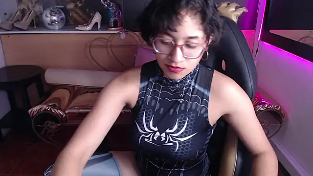 Lili Gomez  online show from October 9, 1:20 pm