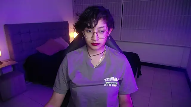 Lili Gomez  online show from October 13, 1:11 pm