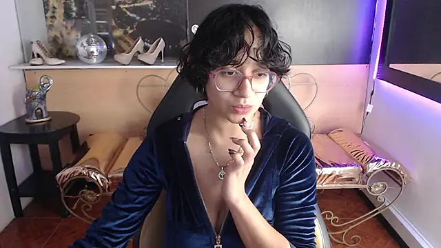 Lili Gomez  online show from October 25, 2:02 pm