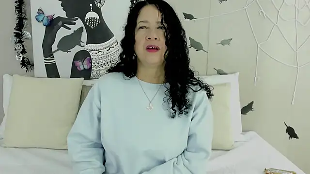 Adelesmithh online show from October 29, 11:56 am