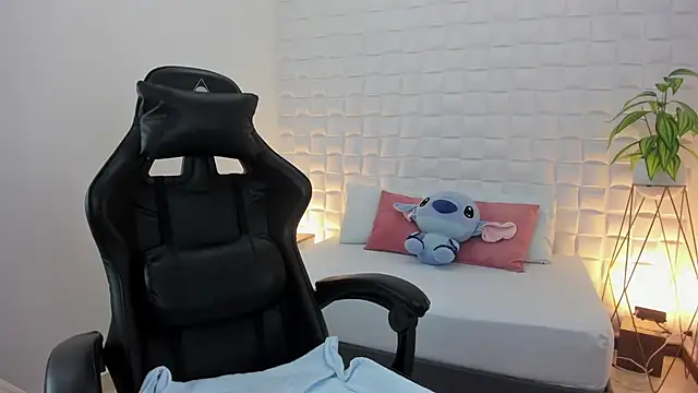 Snapshot of stephanya_ chatting on January 12, 2:14 am stephanya  online show from January 12, 2:14 am