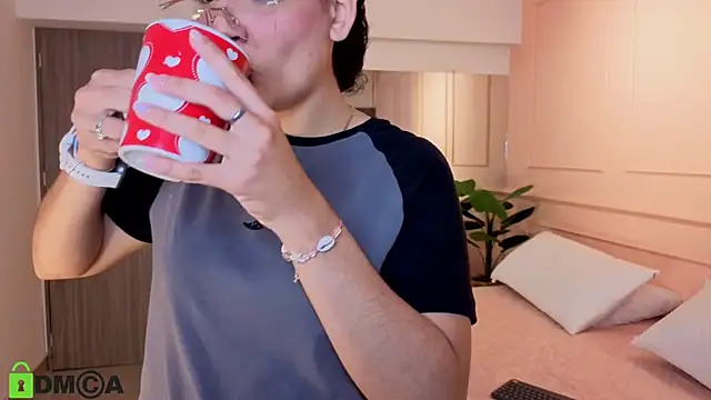 Snapshot of SHARONN____ chatting on November 21, 3:49 am SHARONN online show from November 21, 3:49 am