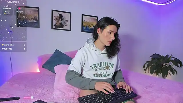 Snapshot of elafranco_ chatting on December 3, 10:46 am elafranco online show from December 3, 10:46 am