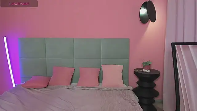 Snapshot of BeatriceReeves chatting on November 15, 1:03 am BeatriceReeves online show from November 15, 1:03 am