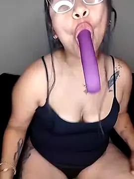 Snapshot of ineliveca chatting on January 3, 4:33 am ineliveca online show from January 3, 4:33 am