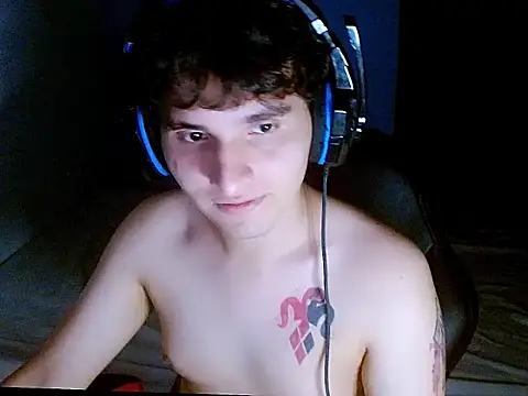 Snapshot of Charley_quin chatting on April 4, 11:46 pm Charley quin online show from April 4, 11:46 pm