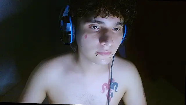 Snapshot of Charley_quin chatting on April 16, 11:29 pm Charley quin online show from April 16, 11:29 pm