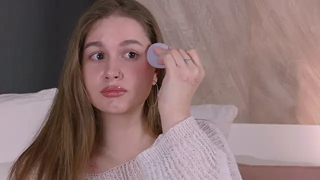 EllieHayes online show from April 10, 10:14 pm