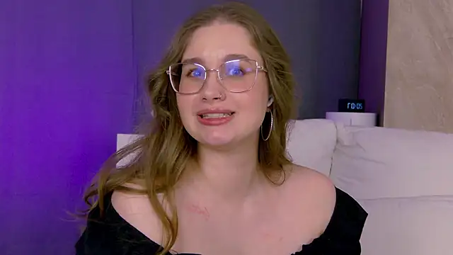 Snapshot of EllieHayes chatting on June 19, 5:06 pm EllieHayes online show from June 19, 5:06 pm
