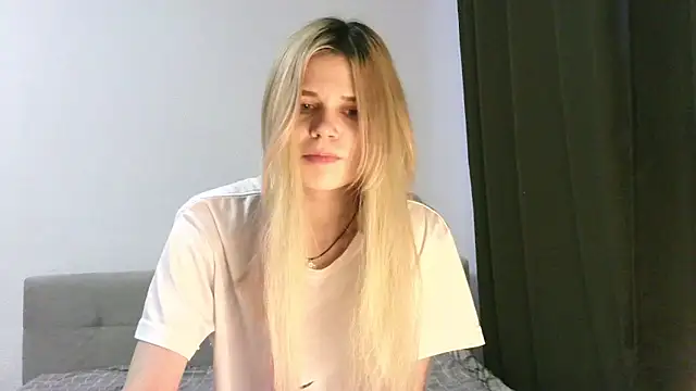 Snapshot of Steph_Cutey chatting on December 17, 12:00 pm Steph Cutey online show from December 17, 12:00 pm