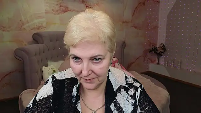 Sandra Snow online show from December 19, 1:18 pm