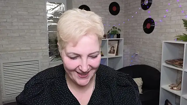 Sandra Snow online show from December 22, 1:44 pm