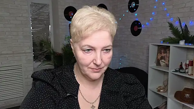 Sandra Snow online show from December 23, 3:23 pm