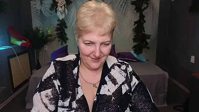 Sandra Snow online show from January 9, 8:33 pm