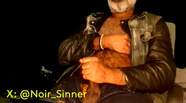 Snapshot of sinnernoir chatting on February 9, 3:00 am sinnernoir online show from February 9, 3:00 am