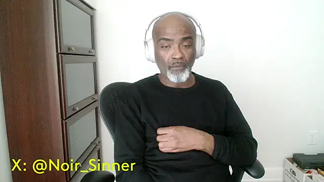 Snapshot of sinnernoir chatting on April 11, 11:36 am sinnernoir online show from April 11, 11:36 am