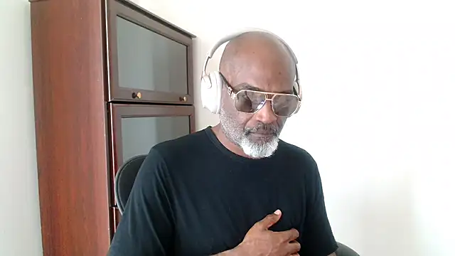 Snapshot of sinnernoir chatting on April 16, 1:56 pm sinnernoir online show from April 16, 1:56 pm