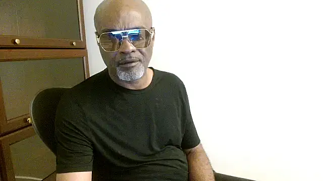 Snapshot of sinnernoir chatting on April 18, 1:42 am sinnernoir online show from April 18, 1:42 am