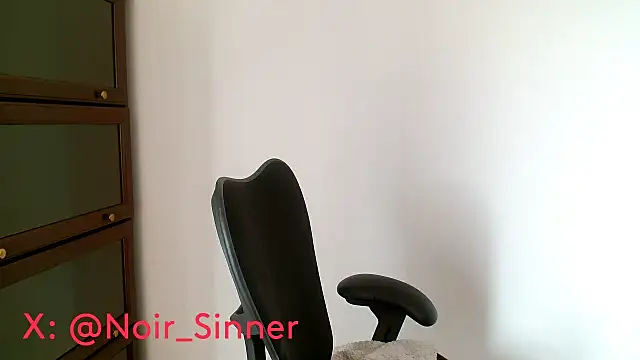 Snapshot of sinnernoir chatting on April 18, 7:58 pm sinnernoir online show from April 18, 7:58 pm