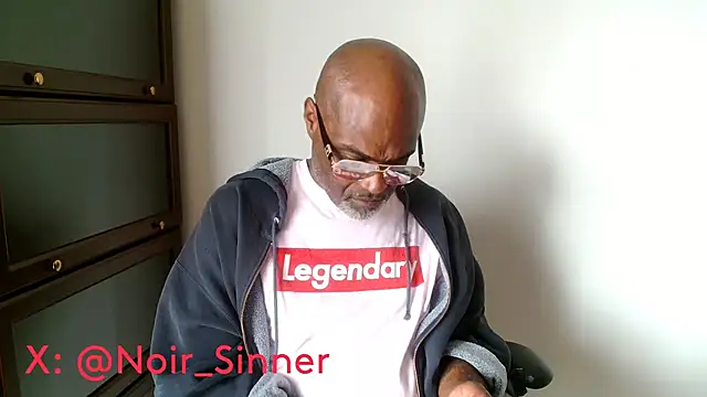 Snapshot of sinnernoir chatting on April 19, 8:11 pm sinnernoir online show from April 19, 8:11 pm