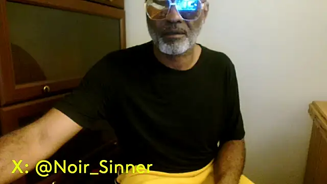 Snapshot of sinnernoir chatting on April 26, 1:47 am sinnernoir online show from April 26, 1:47 am