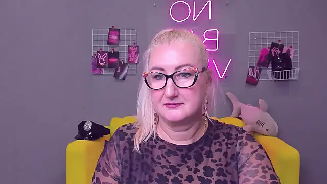 ChristyBrooks online show from December 20, 12:05 pm