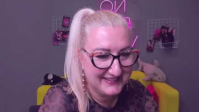 ChristyBrooks online show from December 20, 6:13 pm