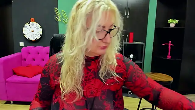 ChristyBrooks online show from October 18, 12:06 pm