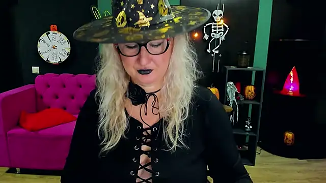 ChristyBrooks online show from October 31, 9:10 am