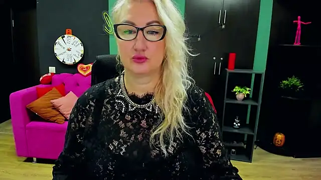 ChristyBrooks online show from November 19, 6:13 am