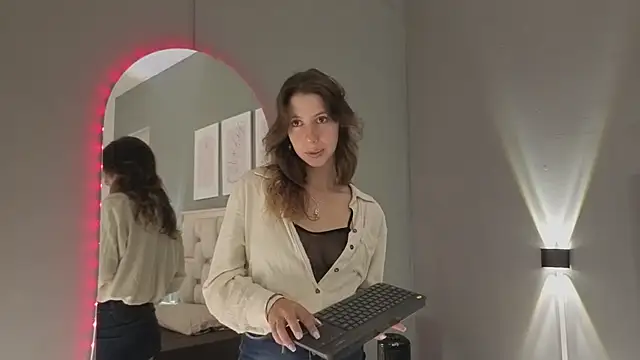 jolie lov online show from November 6, 1:23 pm