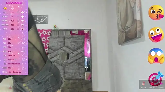 Snapshot of harlyyhott chatting on February 18, 7:32 am harlyyhott online show from February 18, 7:32 am