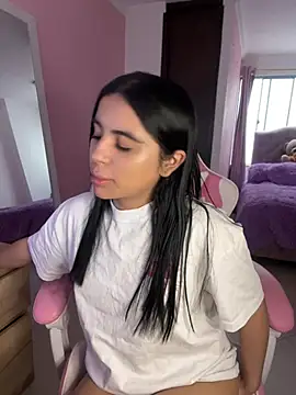 Snapshot of Emily-14 chatting on April 26, 5:43 pm Emily-14 online show from April 26, 5:43 pm