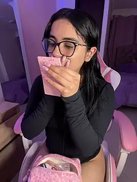 Snapshot of Emily-14 chatting on May 5, 6:21 am Emily-14 online show from May 5, 6:21 am