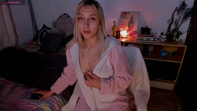 Snapshot of cuteweed420 chatting on January 6, 3:10 am cuteweed420 online show from January 6, 3:10 am