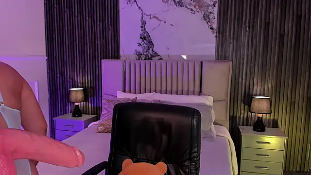 Lillyortiz online show from July 29, 1:20 pm