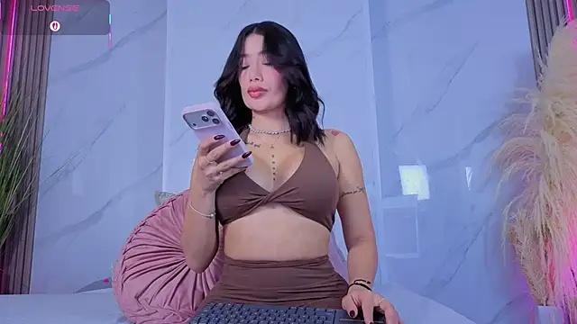 Snapshot of Chlooee__ chatting on February 21, 1:28 am Chlooee online show from February 21, 1:28 am