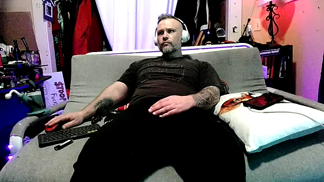 Snapshot of TwoFarty240 chatting on February 15, 11:12 pm TwoFarty240 online show from February 15, 11:12 pm