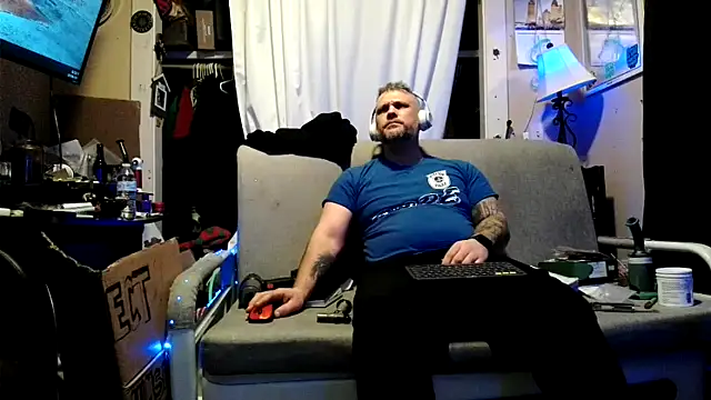 Snapshot of TwoFarty240 chatting on February 19, 4:52 am TwoFarty240 online show from February 19, 4:52 am