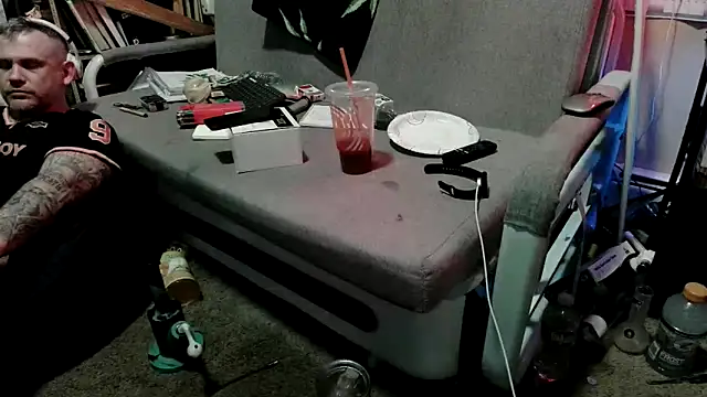 Snapshot of TwoFarty240 chatting on March 19, 3:43 am TwoFarty240 online show from March 19, 3:43 am