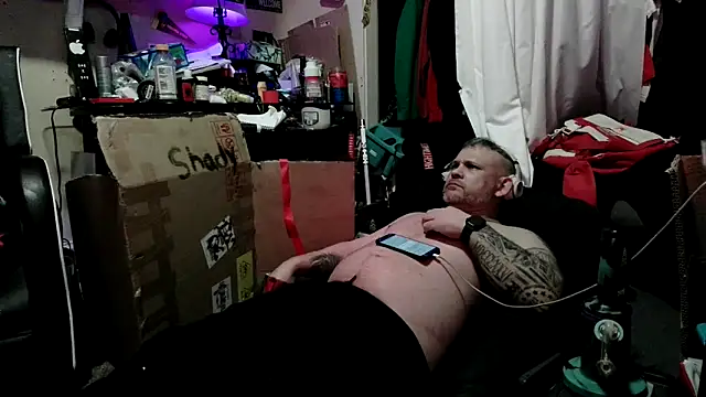 Snapshot of TwoFarty240 chatting on April 7, 4:35 am TwoFarty240 online show from April 7, 4:35 am