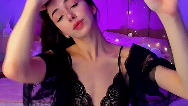 Snapshot of ElsaYoung chatting on December 15, 8:24 pm ElsaYoung online show from December 15, 8:24 pm