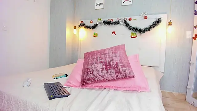 Milaspetite online show from December 19, 11:25 pm